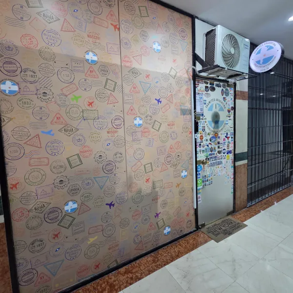 Interior de la oficina de atención